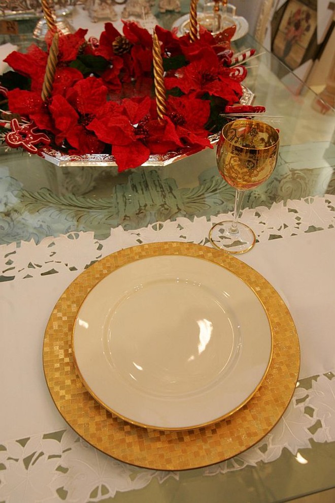 Na Balalaika, o conjunto de porcelana clara Rosenthal acompanha pratos fundos e rasos, molheira, sopeira e saladeira, custa R$ 5.800. O souplat dourado por R$ 35 e o conjunto com seis taças em cristal italiano dourado por R$ 295 | 