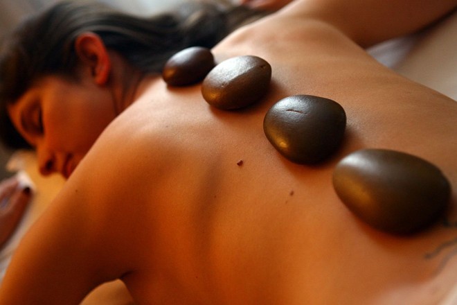 Pedras quentes relaxam a musculatura pelo calor e estimulam os centros de energia do corpo |