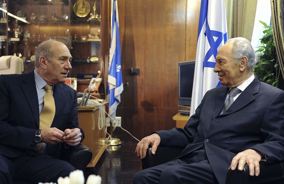 Ofensiva em Gaza só termina quando objetivos na região forem alcançados, diz Olmert Ehud Olmert (esq.) reune-se com o presidente Shimon Peres em Jerusálem para tratar da ofensiva na Faixa de Gaza | Amos Ben Gershom / Reuters