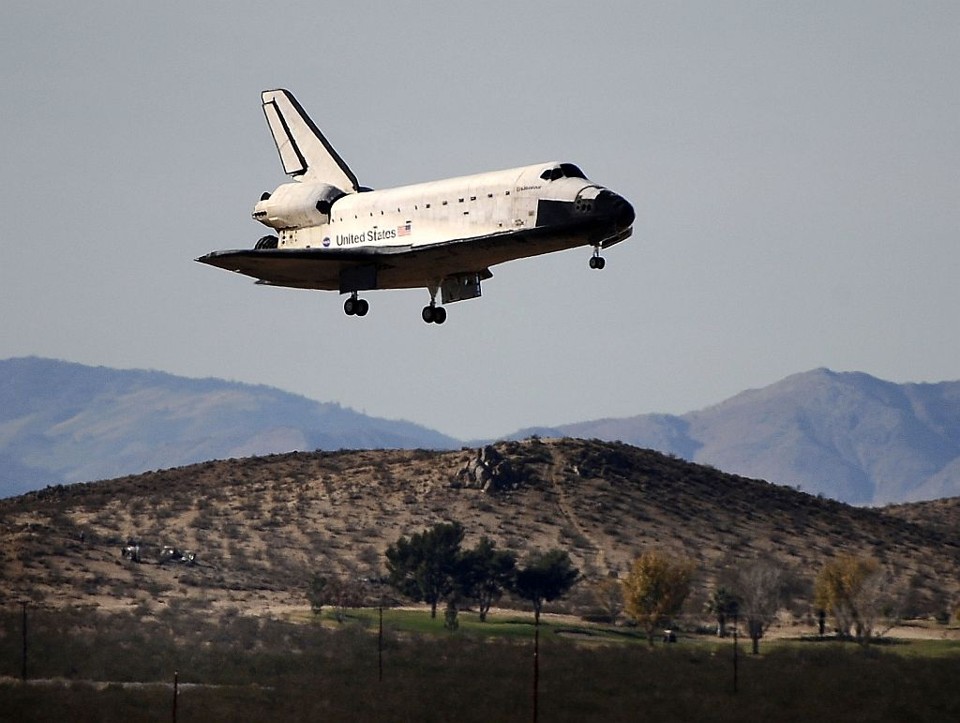 Endeavour aterrisa na base da Força Aérea norte-americana na Califórnia | Gene Blevins / Reuters