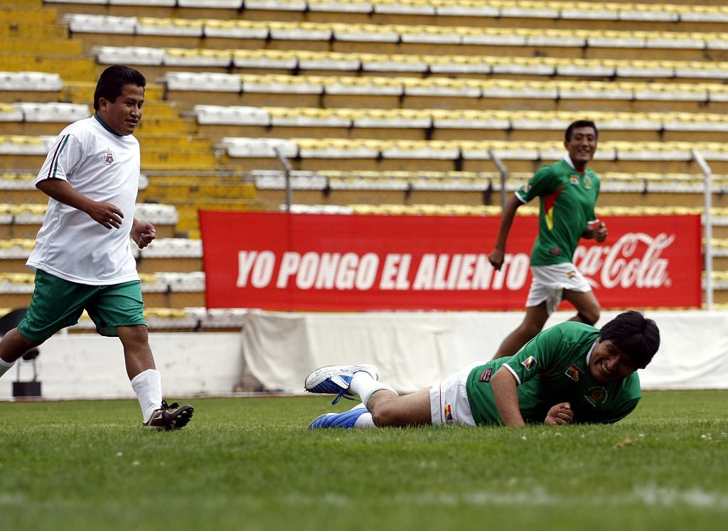 Evo Morales, no chão, em jogo de futebol | Gaston Brito / Reuters