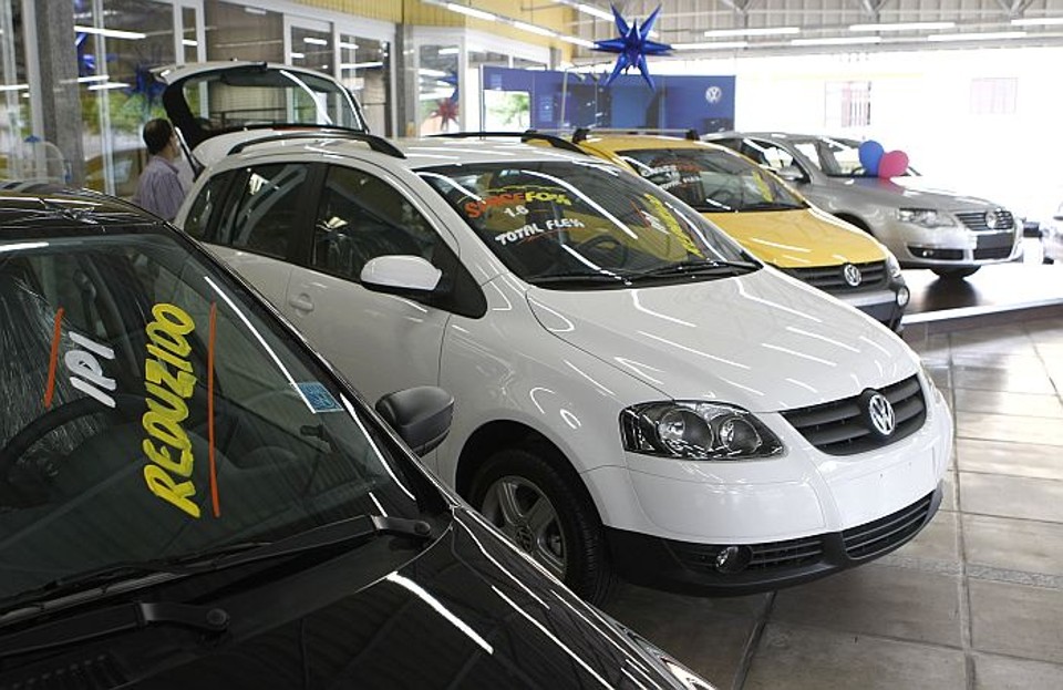 Crise? Revendedoras de carros comemoram vendas em dezembro A redução do IPI dos carros populares aumentaram as vendas em dezembro | Rodolfo Bührer/Arquivo/Gazeta do Povo
