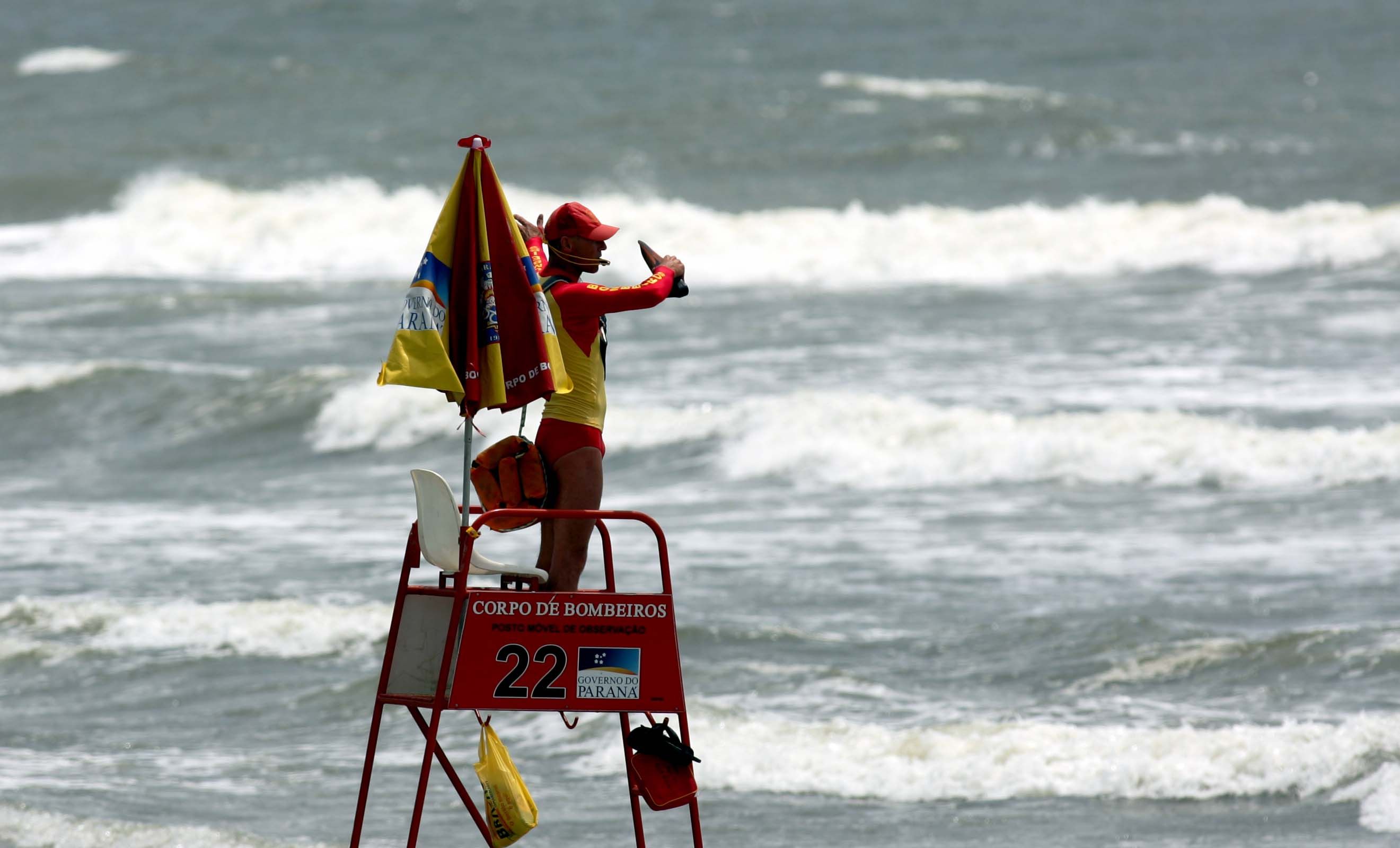 Banhistas só devem entrar no mar em horários apropriados e onde houver salva-vida | Hedeson Alves/Gazeta do Povo