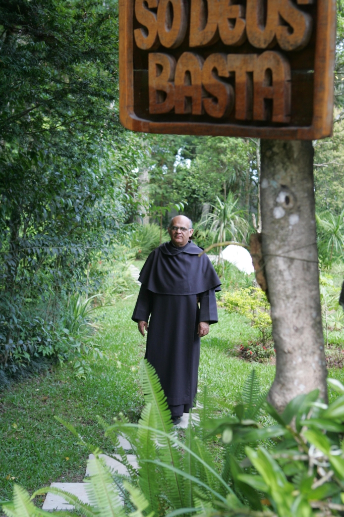 Frei Chico: placas de inspiração religiosa espalhadas pela mata | Ivonaldo Alexandre/Gazeta do Povo