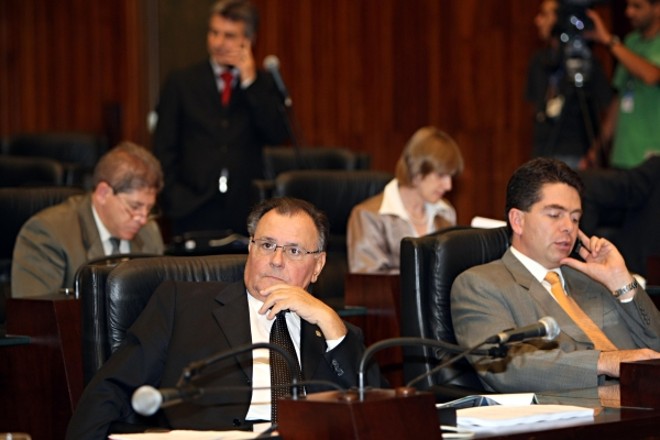 Dobrandino da Silva e Cleiton Kielse (PMDB), que deixou o plenário antes da votação | 