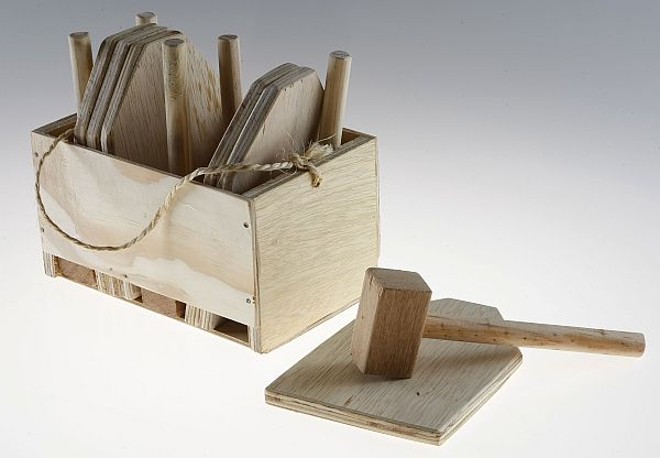 Kit caranguejo com seis tábuas e seis martelinhos. Por R$ 20, na Peixaria Beira-Mar, em Curitiba, (41) 3232-1355 | 