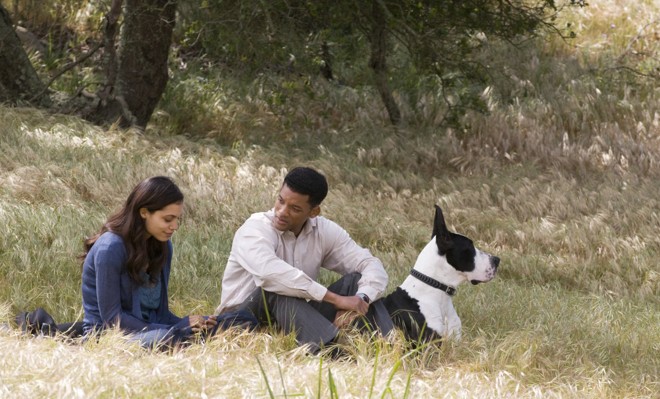 Will Smith e a Rosario Dawson em cena de 