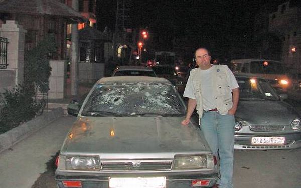 Na Faixa de Gaza, Vasconcellos ao lado de um carro recém alvejado pelos soldados israelenses | Reprodução /  G1