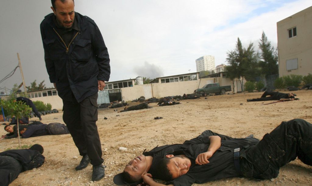 Palestino observa colegas mortos em Gaza: encontro de oficiais do Hamas foi alvo de ataque israelense | Creative Commons