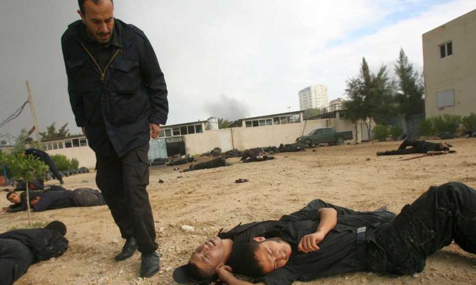 Palestino observa colegas mortos em Gaza: encontro de oficiais do Hamas foi alvo de ataque israelense | Creative Commons