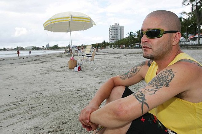 Desde os 11 anos, Adriano passa as viradas de ano nas praias do Litoral paranaense. Nesse ano, ele deseja saúde para a filha Natasha, de 10 anos, e pretende retomar os treinos dos esportes que praticava, jiu-jitsu e bodyboard. - Onde vai passar o ano-novo: Guaratuba. - Costumes e Rituais: não tem superstição quanto aos alimentos na hora da virada de ano. Gosta apenas de reunir amigos e a família para ver os fogos na praia. - Adriano André Alves da Rocha, 31 anos, funcionário público municipal. | 