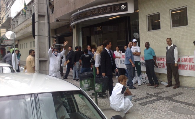 Manifestantes protestam na frente do Tribunal de Justiça do Trabalho | João Varella/ Gazeta do Povo Online