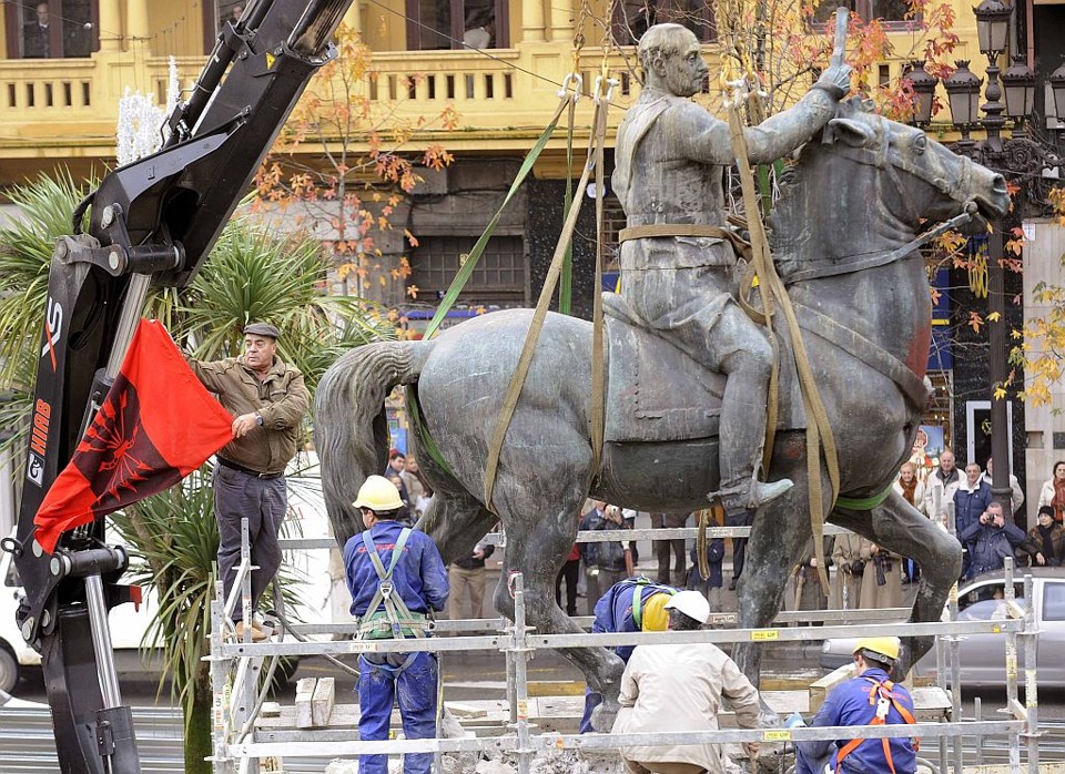 Estátua foi removida por um guindaste depois que trabalhadores usaram maçaricos para separá-la da plataforma onde ficava apoiada | Nacho Cubero / Reuters