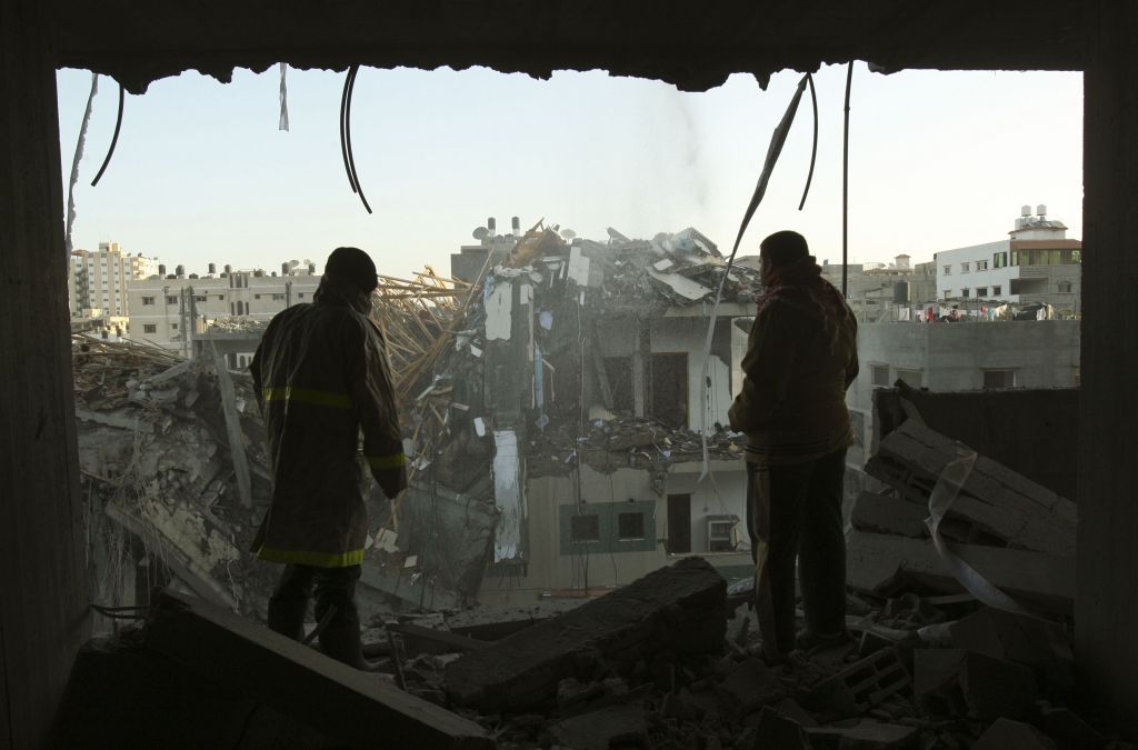 Palestinos checam prédio do Hamas destruído após ataque aéreo, em Gaza | Suhaib Salem/Reuters