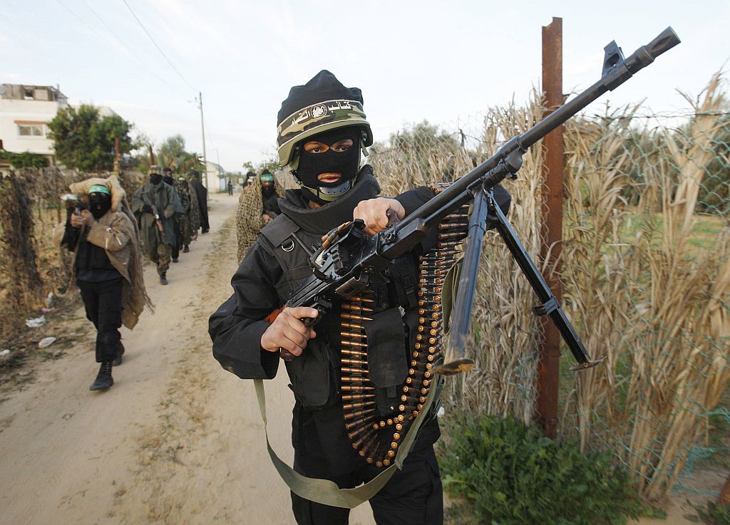 Palestinos mascarados realizam exercícios em frente as câmeras de televisão: cessar-fogo foi quebrado pelo grupo Hamas | Ibraheem Abu Mustafa / Reuters