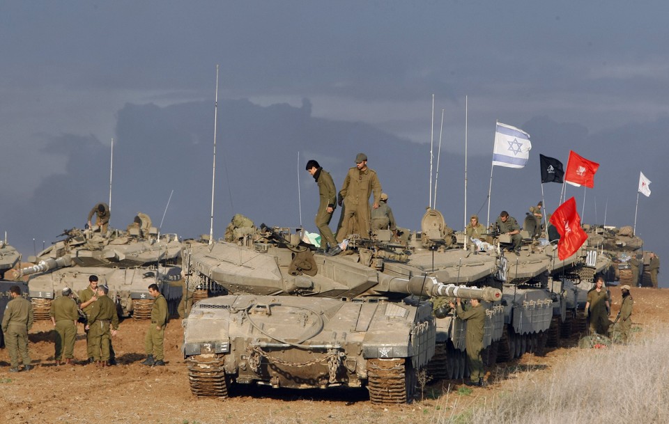 Ataque na manhã desta segunda-feira (29) matou 12 pessoas e deixou dezenas de feridos. Tropas terrestres israelenses estão próximas à fronteira com a Faixa de Gaza | Jack Guez / AFP