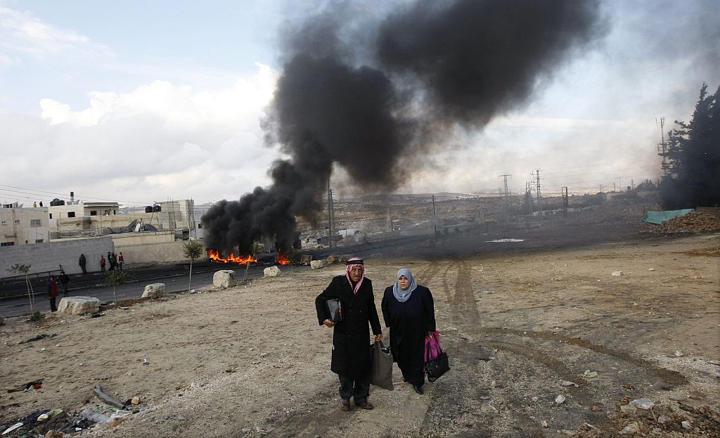 Palestinos fogem de área bombardeada por Israel na Faixa de Gaza: número de mortos no conflito aumenta e comunidade internacional exige trégua | Eric Gaillard/Reuters