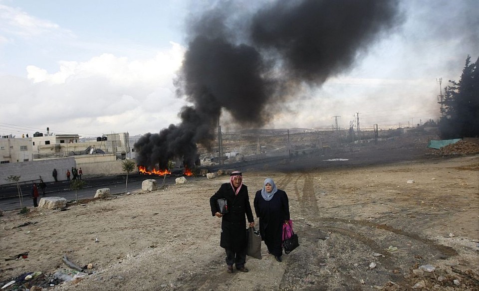 Palestinos fogem de área bombardeada por Israel na Faixa de Gaza: número de mortos no conflito aumenta e comunidade internacional exige trégua | Eric Gaillard/Reuters