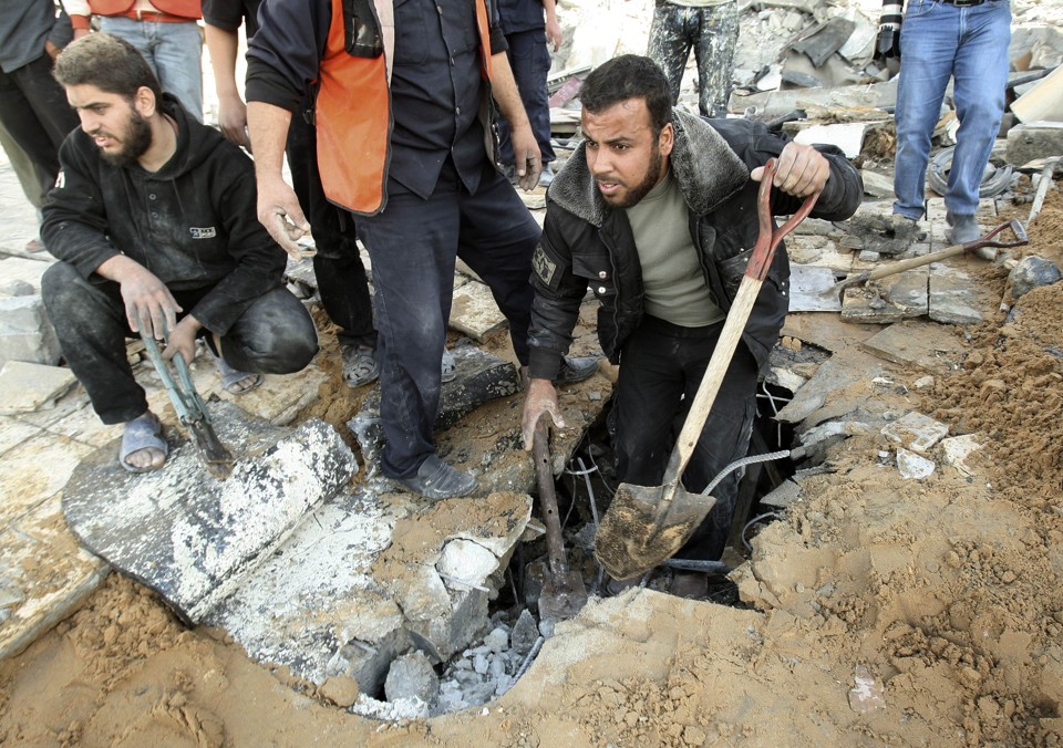 Palestinos procuram corpos nos destroços dos ataques | Suhaib Salem/Reuters