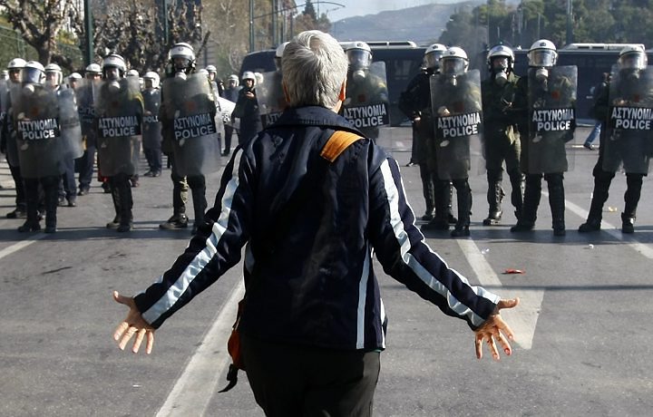 Manifestante desafia cordão de isolamento da polícia em Atenas | Reuters