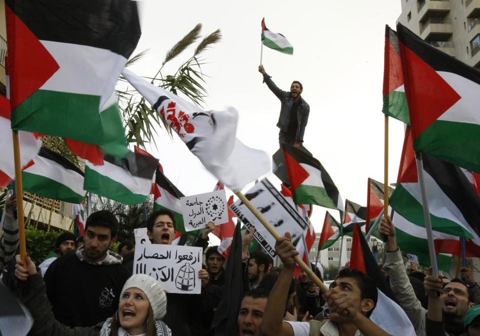 Jovens libaneses apelam ao Egito para que abra a passagem para a Faixa de Gaza | RAMZI HAIDAR/AFP