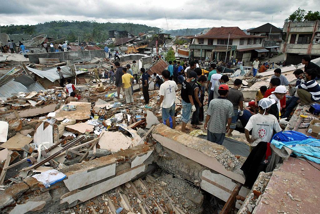 Moradores verificam destruição provocada por terremoto na Ilha de Sumatra, na Indonésia, em março de 2005 | Crack Palinggi / Reuters