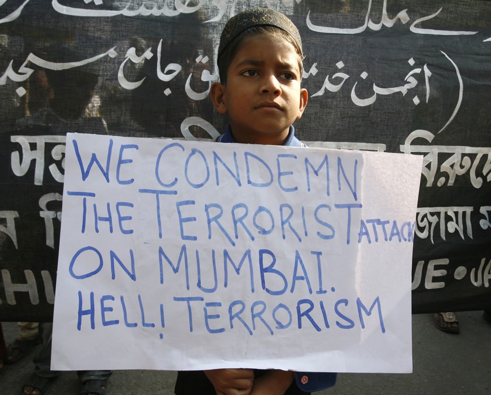 Menino mulçumano protesta contra os ataques em Mumbai | RUPAK DE CHOWDHURI/REUTERS