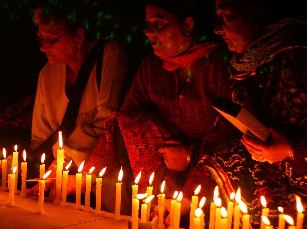 Pessoas acendem velas durante vigília pelas vítimas dos ataques em Mumbai | Abhishek Madhukar / Reuters