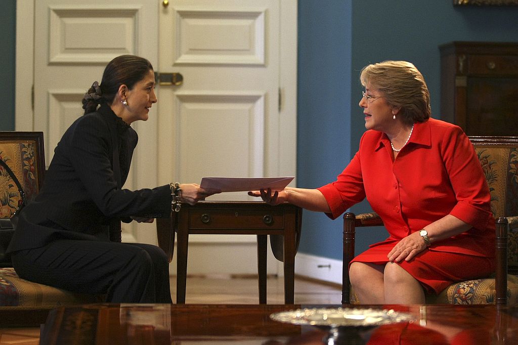 Betancourt (esq.) que se reuniu com Bachelet garantiu que fará o possível para ganhar o prêmio | Ivan Alvarado / Reuters