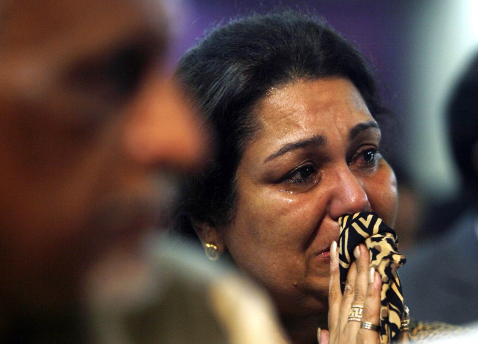 Irmã de soldado indiano chora durante cerimonial em memória às vítimas dos atentados em Mumbai | Arko Datta / Reuters