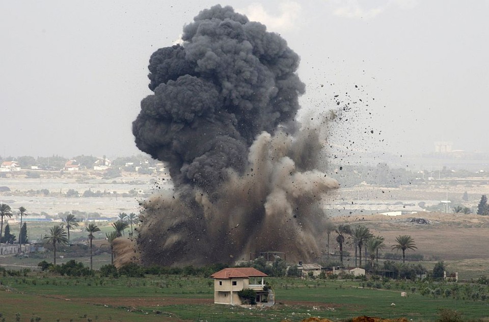 Israel rejeita trégua e segue com ataques em Gaza Bombardeio israelense contra supostas instalações do Hamas, na Faixa de Gaza: mais civis mortos no terceiro dia de ataques | Baz Ratner/Reuters