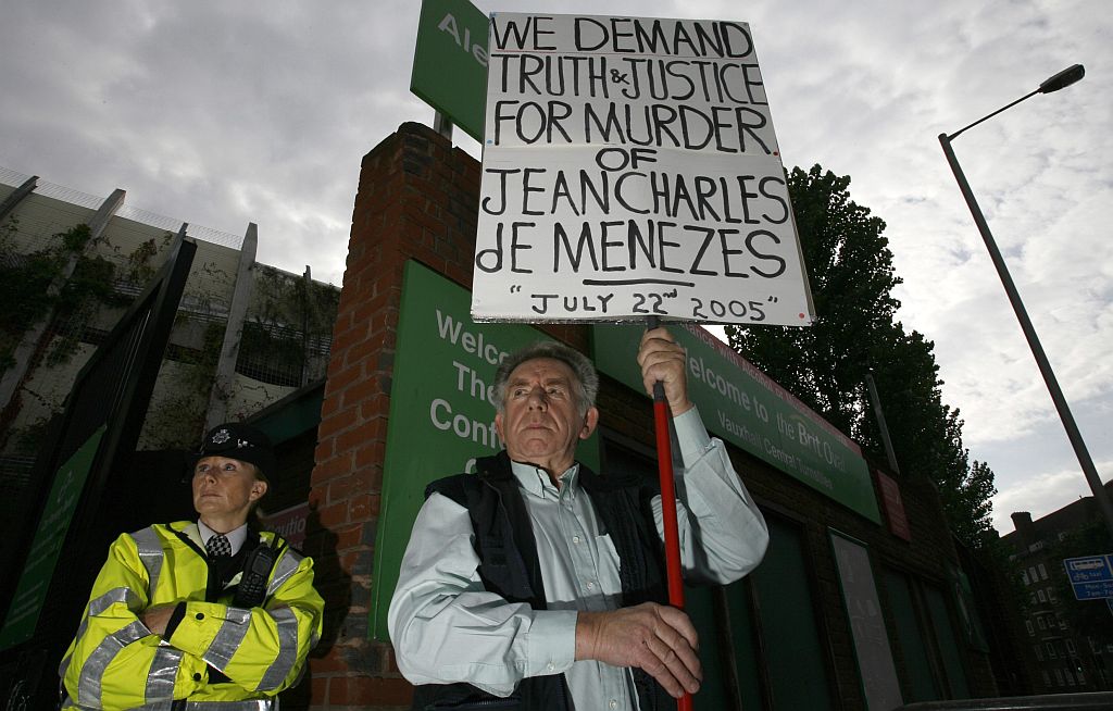 Foto de arquivo mostra manifestante exigindo "verdade e justiça" no Caso Jean Charles de Menezes em Londres | Andrew Winning