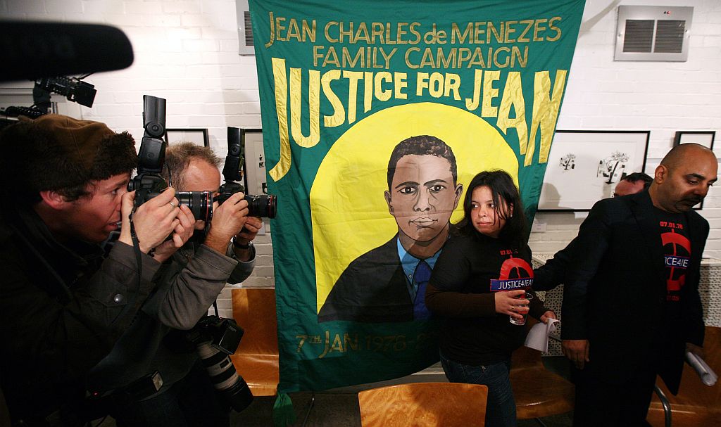 Patricia da Silva Armani, prima do brasileiro morto no metrô de Londres, deixa o local em que concedeu uma coletiva à imprensa | Shaun Curry / AFP Photo