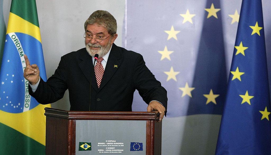 Lula que participa da Cúpula Brasil-União Européia disse cedo no programa de rádio que a recuperação da indústria bélica e de tecnologia na área de defesa, "que está totalmente desmontada" é necessária | Sergio Moraes / Reuters