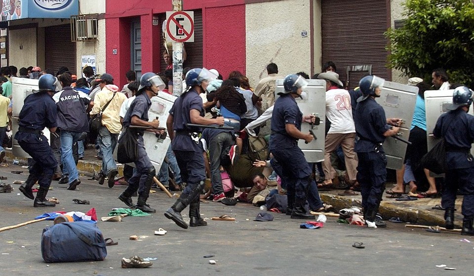 Manifestação em Assunção, em novembro, tornou-se caótica quando um comissário foi cercado. A polícia reagiu com balas de borracha e golpes de cassetete: diversas fazendas de brasileiros ameaçavam ser tomadas | Diario Ultima Hora / Reuters