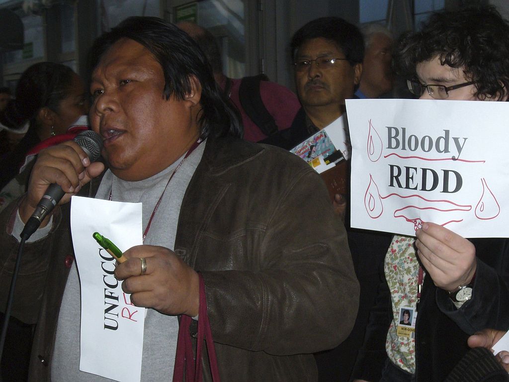 Marcial Arias Garcia, morador do Panamá e integrante da Aliança Internacional das tribos indígenas do mundo, negocia as violações dos direitos dos indíos após dizer que removeram os direitos "corretos" na Conferência em Poznan | Megan Rowling / Reuters