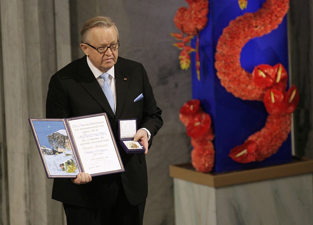 Martti Ahtisaari recebe o Nobel da Paz e posa para fotos com a medalha e o diploma em Oslo, na Finlândia: 30 anos de mediação da paz na Namíbia, Bálcãs, Indonésia entre outros países | Ints Kalnins / Reuters