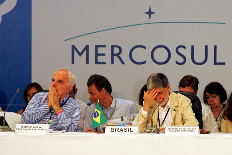 O ministro Celso Amorim (d), durante rodada de negociação do Mercosul: frustração e expectativa de reverter o quadro em 2009 | Eduardo Martins/Agência A Tarde/AE