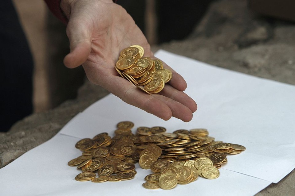 Arqueólogo segura moedas de ouro encontradas nas ruínas de uma edificação construída no fim do período Bizantino | Ronen Zvulun / Reuters