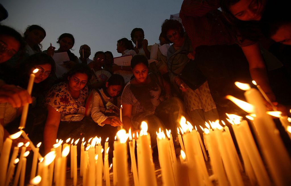 Manifestantes carregando flores e velas se reuniram próximo ao hotel Taj Mahal, palco de um dos ataques que durou 60 horas | Punit Paranjpe / Reuters