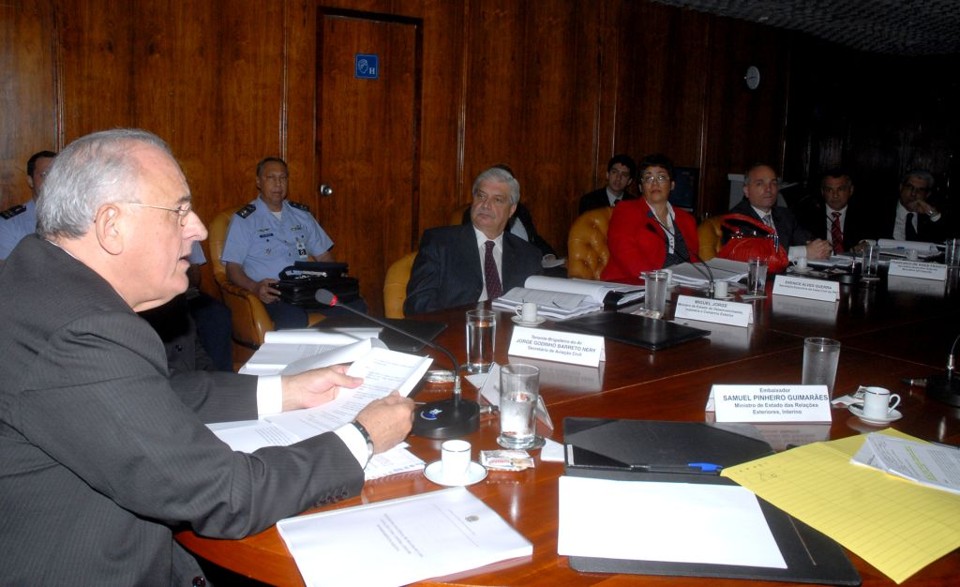 Jobim (esq.), que presidiu a 2ª reunião do Conselho de Aviação Civil (Conac), explicou que os mísseis são de anti-radiação, sendo acoplados em aviões para identificar a origem de radares e têm a possibilidade de destruí-los | Valter Campanato/ABr
