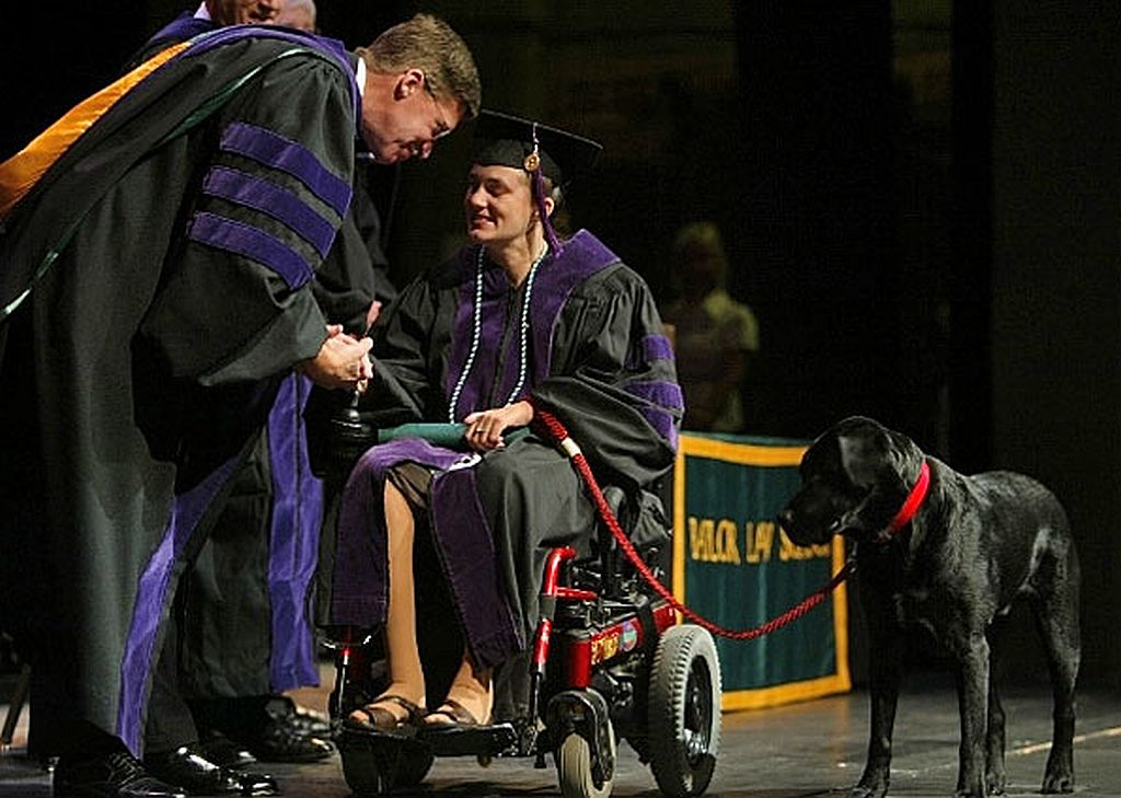 O reitor Brad Toben entrega o diploma a Amy Jones, observada pelo fiel Skeeter | Divulgação/Baylor University