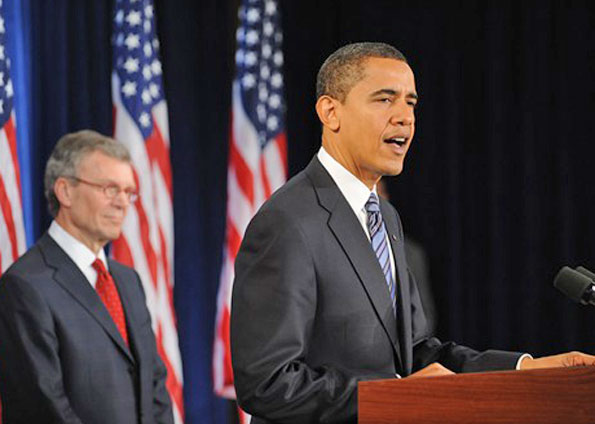 Barack Obama anuncia o ex-senador Tom Daschle como secretário de Saúde do futuro governo em entrevista em Chicago nesta quinta-feira (11) | AFP