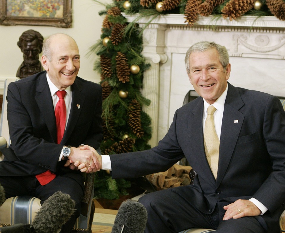Em foto de 2007, Omert e Bush conversam. Na manhã desta quarta-feira (31), o assunto entre os líderes foi a crise no Oriente Médio | Larry Downing / Reuters