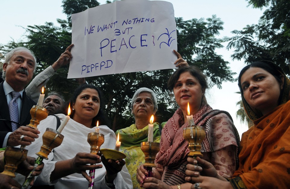 Ativistas pedem paz na Índia após ataques a Mumbai | ASIF HASSAN/AFP