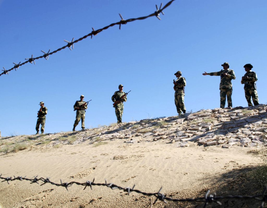 Soldados da Índia vigiam fronteira com o Paquistão, a cerca de 180 km da cidade indiana de Bikaner: países já entraram em guerra três vezes desde 1947 | Vinay Joshi /Reuters
