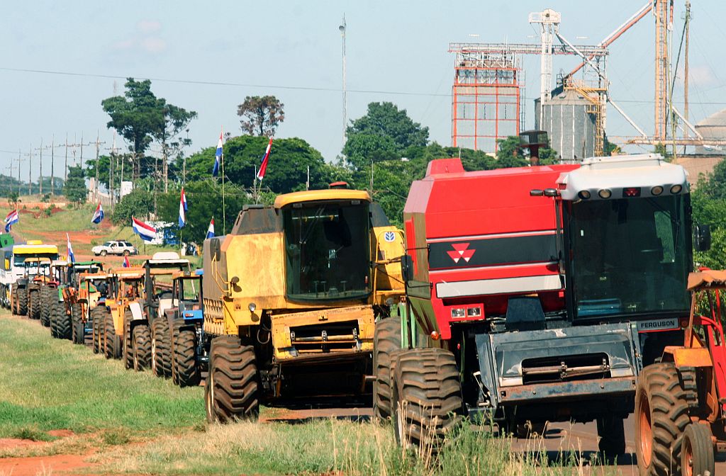 Agricultores fazem "tratoraço": setor é responsável por 25% do PIB do país | Jorge Romero / AFP Photo