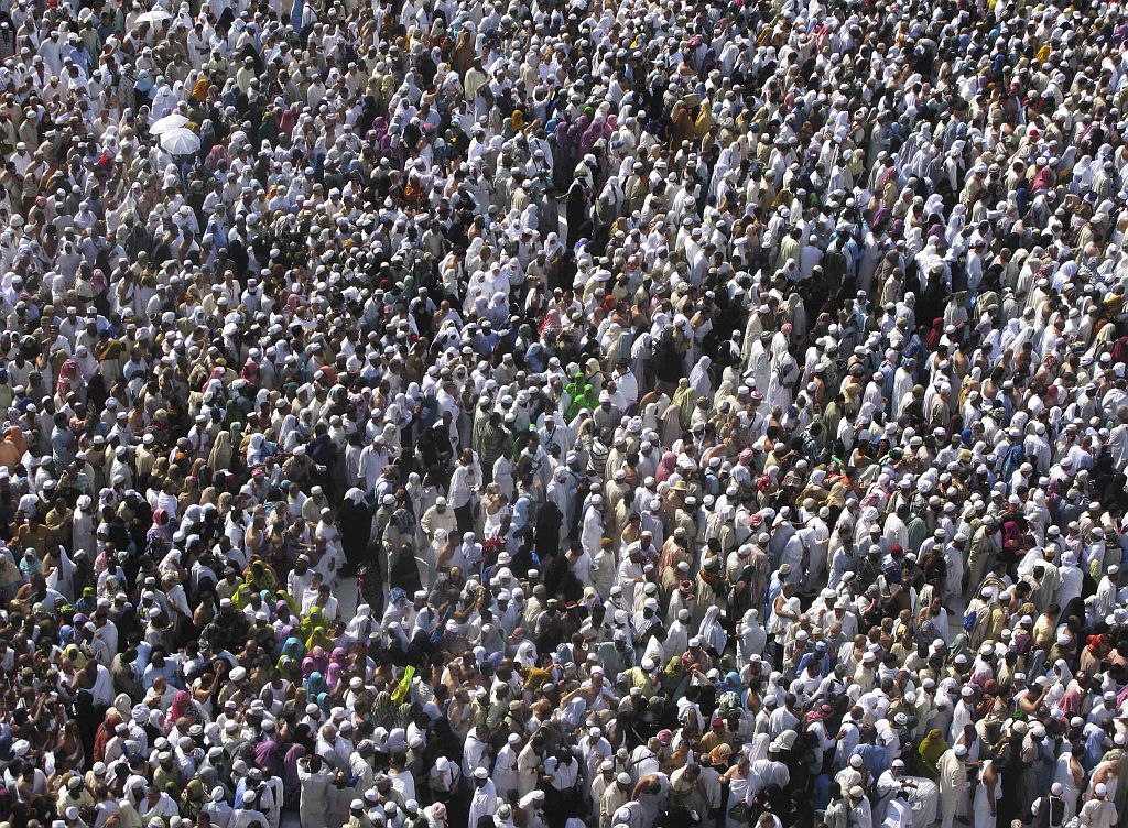 Peregrinos muçulmanos do círculo (Kaaba, não visto na foto) na Grande Mesquita em Meca durante a peregrinação anual | Ahmed Jadallah / Reuters
