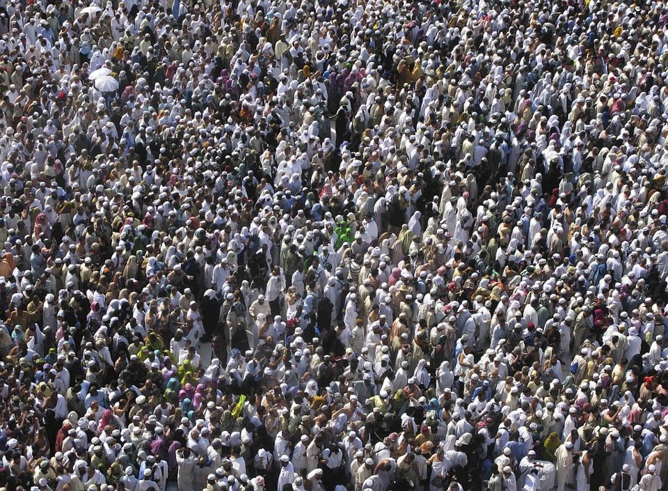 Peregrinos muçulmanos do círculo (Kaaba, não visto na foto) na Grande Mesquita em Meca durante a peregrinação anual | Ahmed Jadallah / Reuters