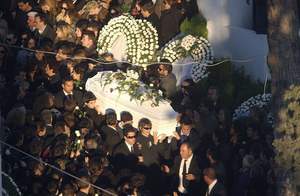 Multidão carregando o caixão de Alexandros Grigoropoulos, de 15 anos, durante seu funeral em Atenas | Oleg Popov / Reuters
